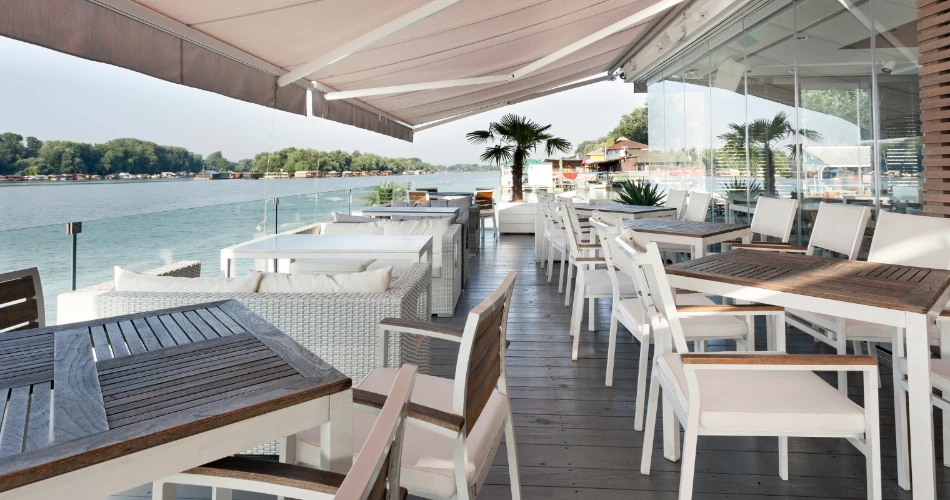 施韦登广场，维也纳。河边氛围与当地生活