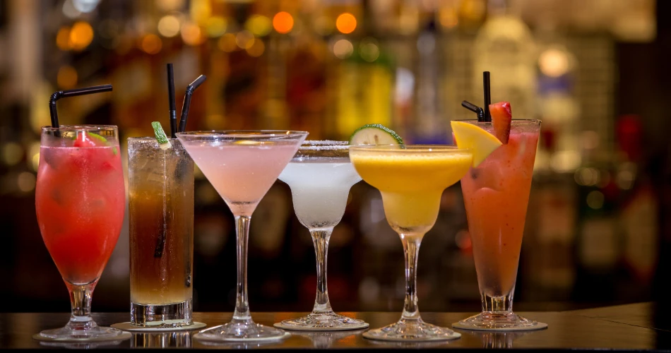 施韦登广场，维也纳。河边氛围与当地生活