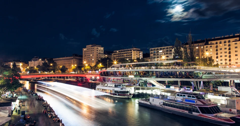 施韦登广场，维也纳。河边氛围与当地生活